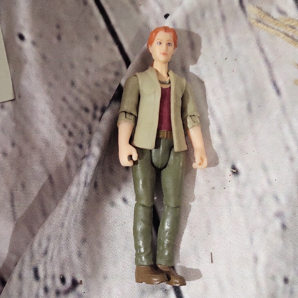 Jurasic World Sarah Harding Green Outfit and Brown Hair Figure
